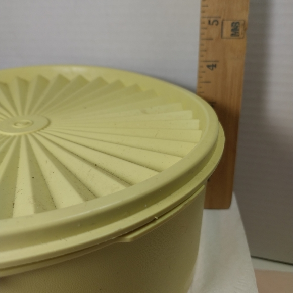 Vintage Tupperware gold/yellow - Picture 3 of 3